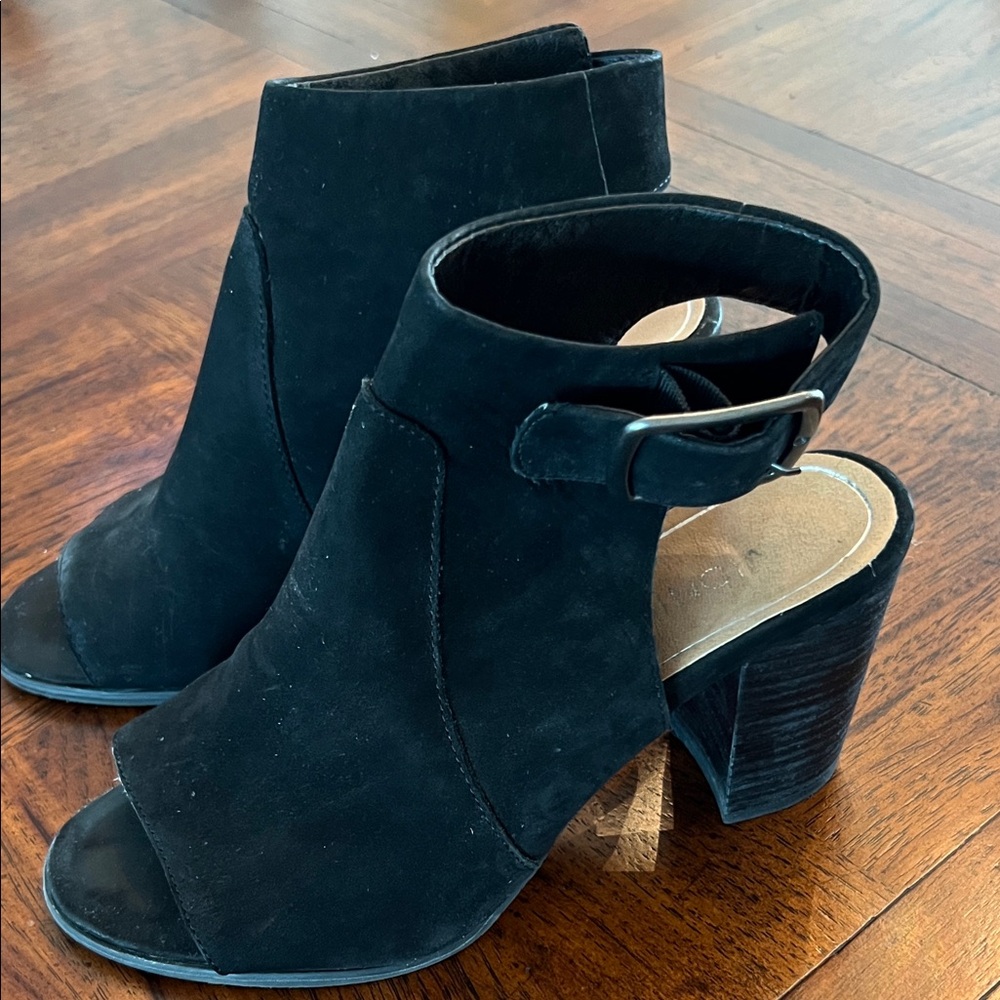 Vionic Black Peep-Toe Heeled Shoes.